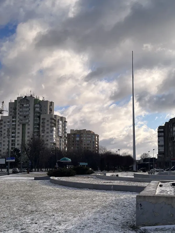 Найбільший на Волині прапор зняли через штормове попередження (фото)