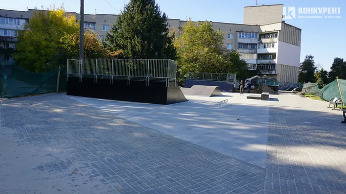 Штучне покриття та ліхтарі: у Луцьку завершують будівництво урбан-парку (фото)