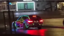 Луцьком роз'їжджає «новорічне» авто в гірляндах (відео)