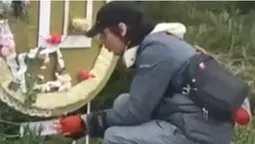 На Волині у Великдень неадекват порізав собі руки в центрі міста (відео)