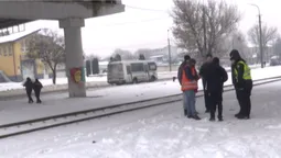 У Луцьку маса поліції налетіла на колії під мостом: що коїться (відео)