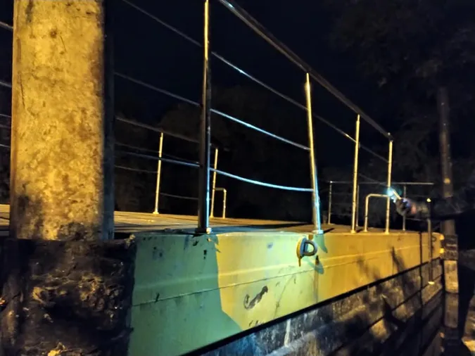У Центральному парку неповнолітні виламали огорожу причалу (фото)