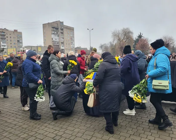 Не встиг узяти на руки новонароджену донечку: у Ковелі попрощалися з воїном Василем Сорокою (фото)