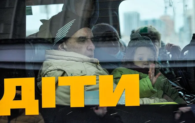 Евакуація Маріуполя: автобуси із дітьми потрапили під обстріли. Є тяжкопоранені