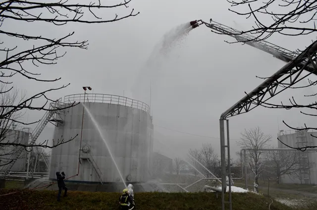 Рятувальники залили водою і піною нафтобазу у Луцьку (фото)