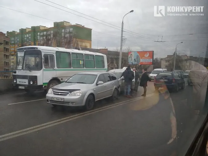 У Луцьку біля «Там-Таму» – аварія: рух ускладнений (фото)