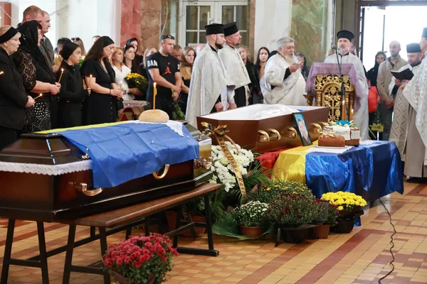 У Луцьку в останню дорогу провели двох Героїв – Артема Біломоїна та Вадима Попишова (фото)