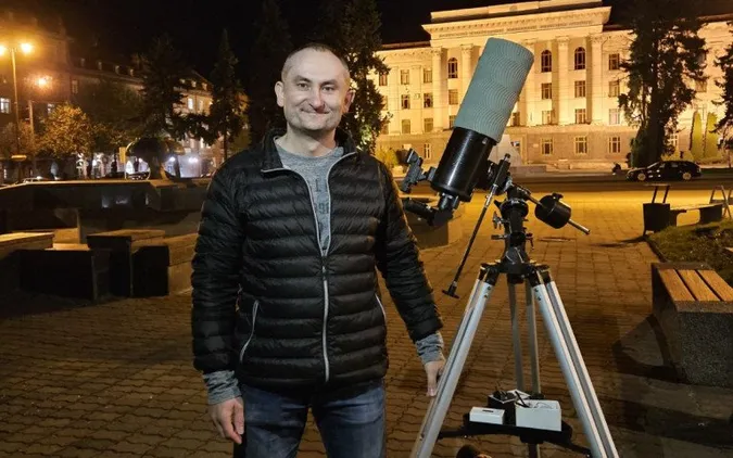 У Луцьку військовий пропонує подивитися на зорі через телескоп