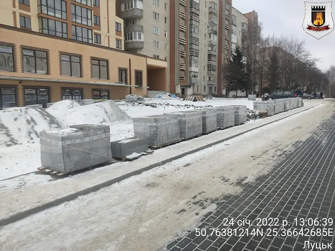 Прибирати не буде: скандальний ЖК «Егоїст» наклав бруківку на тротуар (фото)