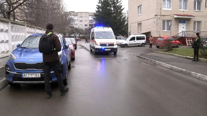 Десяток постанов за годину: у Луцьку штрафують водіїв, які паркуються біля лікарні і блокують рух «швидким»