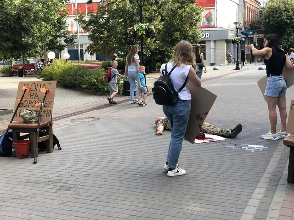 Війна триває: у центрі Луцька поранені бійці влаштували промовисту акцію (фото)