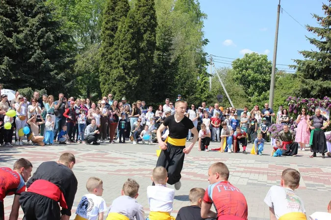 У Луцьку школярі збирали гроші на медичний автомобіль для воїнів 100-ї бригади ТрО (фото)
