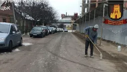 Луцькі муніципали змусили будівельника витерти після себе дорогу (фото)