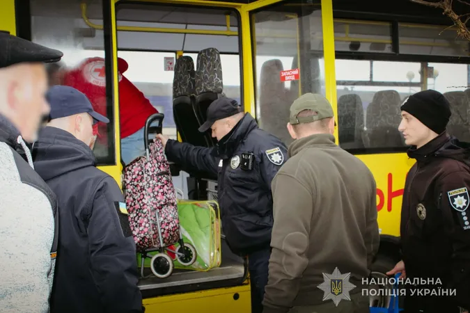 Люди залишали дім під звуки вибухів: до Ковеля прибув евакуаційний потяг з Донеччини (фото)