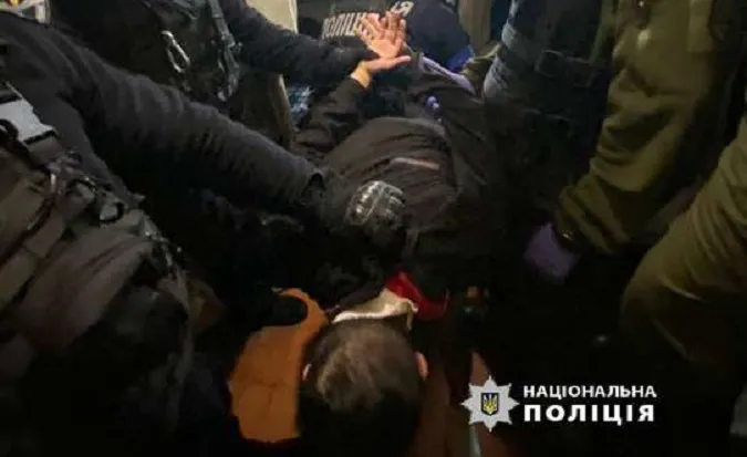 Проносили наркотики у СІЗО: неповнолітнього лучанина і його спільника взяли під домашній арешт