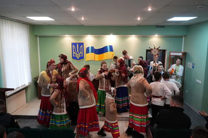 Як талановиті дітки колядували для волинських рятувальників (фото)