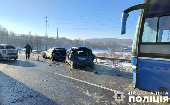 Масштабна ДТП на Львівщині: зіткнулись автобус і три легковики, є травмовані (фото)