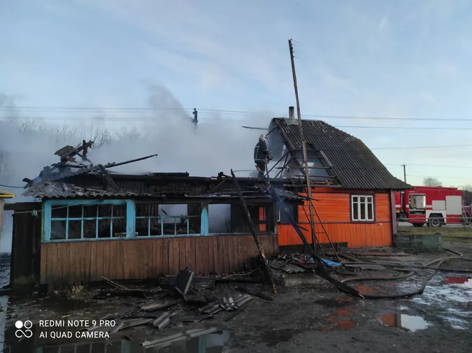 У Камінь-Каширському районі горів дерев'яний будинок (фото, відео)