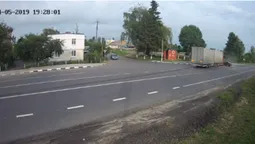 Аварія у Княгининку: вантажівка влетіла в легковик (відео)