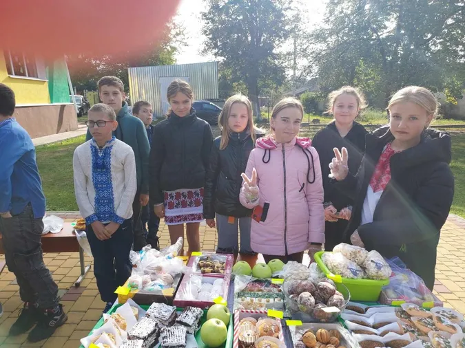 Під Луцьком – ярмарка: на ЗСУ зібрали 30 тисяч (фото)