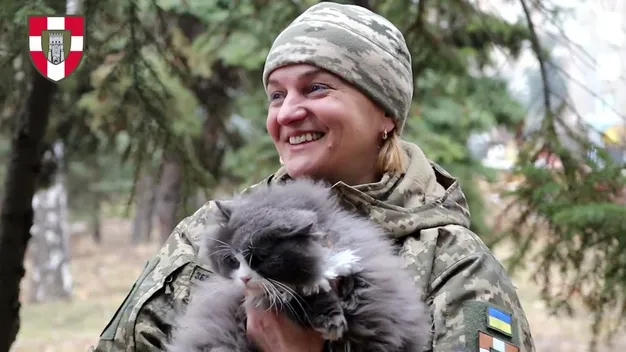 Волинянка пішла в армію зі своїм котом (відео)
