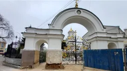У луцькому соборі реставрують вхідні ворота (фото)