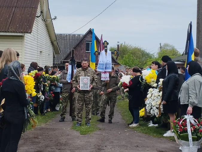 У Шацькій громаді поховали Героя Владислава Наумича (фото)