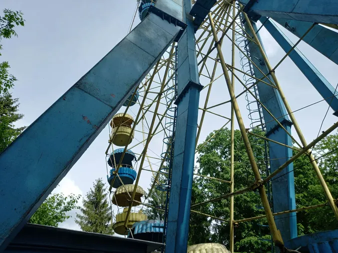 Безлюдно та «не аварійно»: що коїться на парку атракціонів Луцька (фото)
