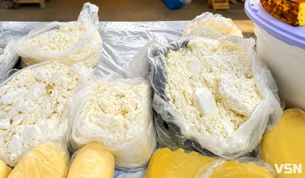 Скільки просять за домашню «молочку» на луцькому ринку (фото)