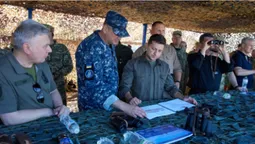 Президент України перевірив готовність військових до оборони острова Зміїний (фото)