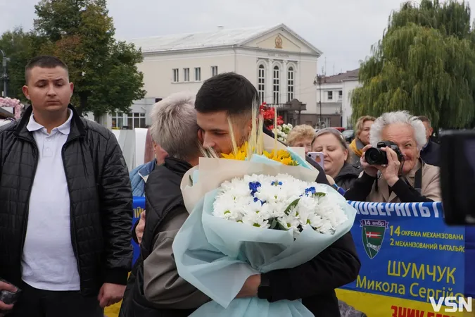 «Для мене це вже моя реальність»: у Луцьку зустріли Павла Літвіна після 50 місяців російського полону (фото)