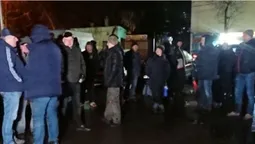 Люди вночі стерегли Старий ринок у Луцьку (фото)