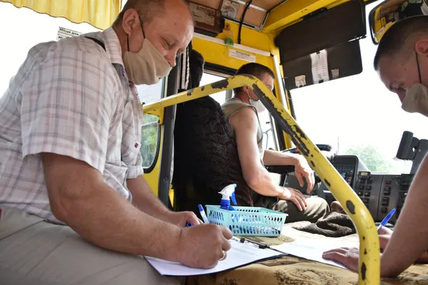 Е-квитки і маски: у Луцьку перевірили пасажирів громадського транспорту (фото)
