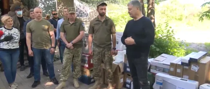 «Ми цим рятуємо життя наших воїнів»: Порошенко на Донеччині передав комплект відеоспостереження