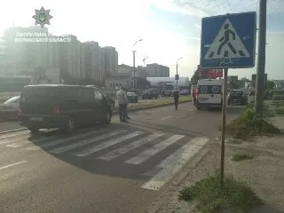 У Луцьку бус наїхав на пішохода: чоловік – у лікарні (фото)