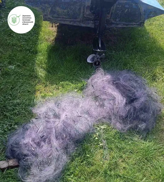 На Світязі інспекція відібрала у браконьєрів сітки (фото)