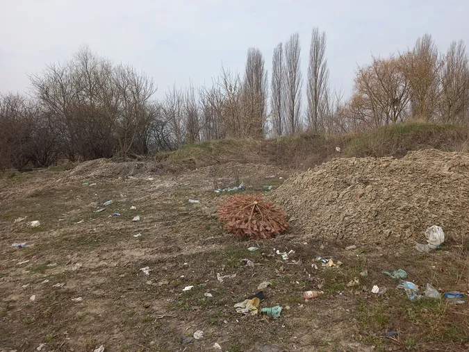 Лучани влаштували сміттєзвалище біля Нового ринку (фото)