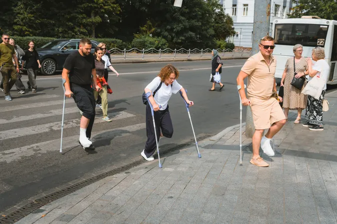 Пересувались кріслом колісним, наосліп та з гіпсом: у Луцьку пройшов інтенсив з питань безбар’єрності