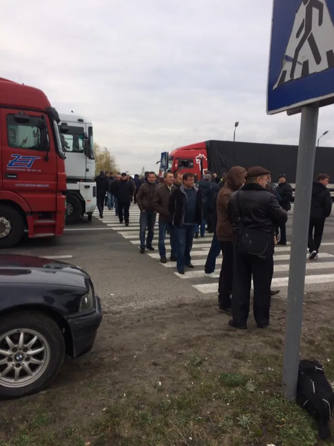 Волинські шахтарі перекрили міжнародну трасу (фото)