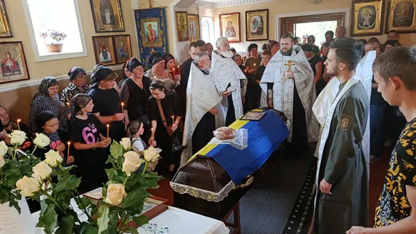 Сиротами залишилися три донечки: на Волині попрощалися з воїном Андрієм Григолою (фото)