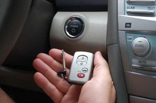 Залишають записку у авто: як працює нова схема шахраїв