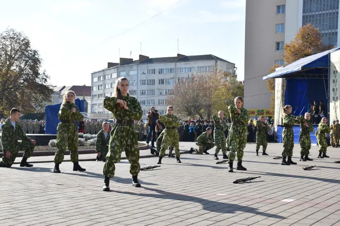 Зі зброєю і прийомами рукопашки: як приймали в Луцьку в ліцеїсти (ФОТО)
