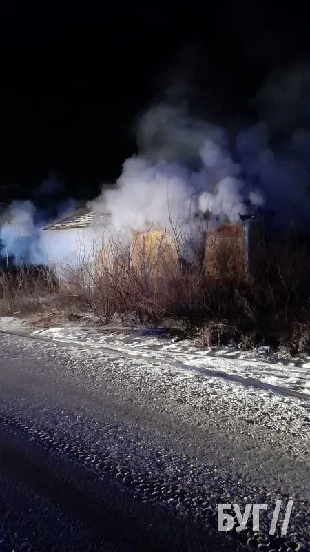 На Волині чоловіки витягнули з охопленого вогнем будинку пенсіонера (фото)