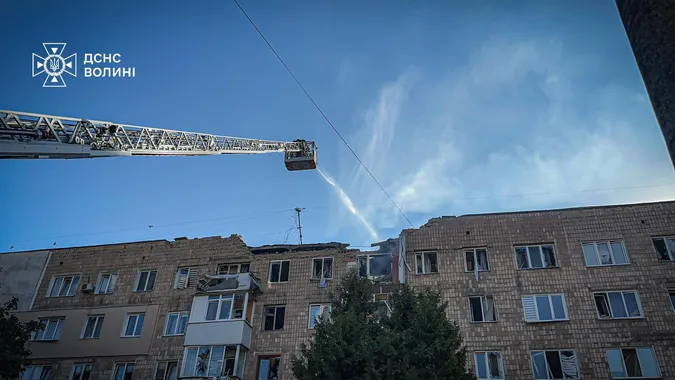 З'явилось відео влучання «шахеда» у житловий будинок у Луцьку