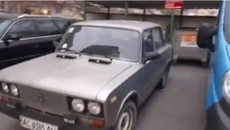 Лучан просять не паркувати автомобілі біля смітників (відео)