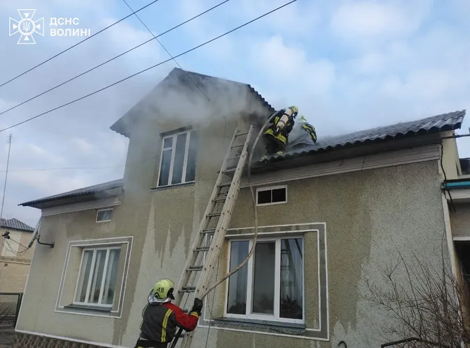 На Волині зранку горів житловий будинок (фото)