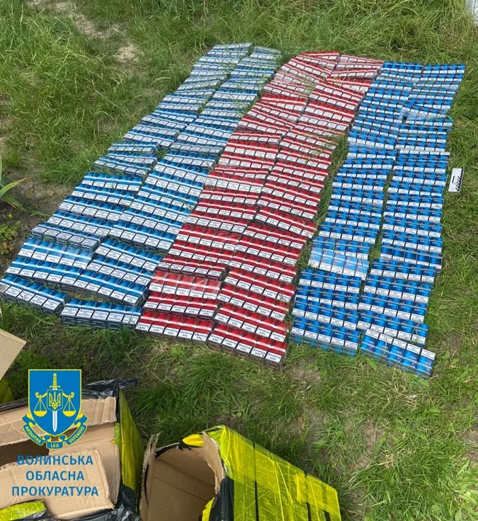 У Нововолинську в мікроавтобусі знайшли «ліві» цигарки на 200 тисяч (фото)