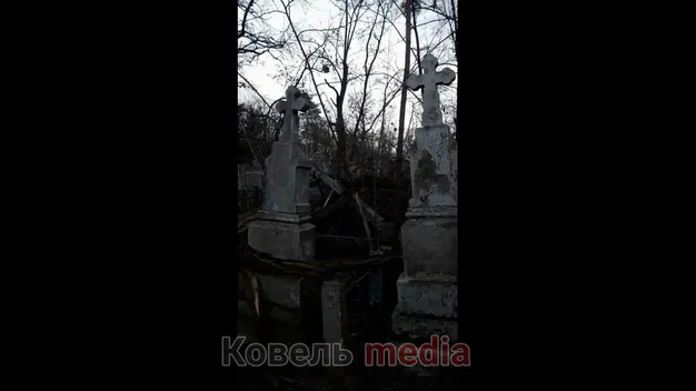 Пам’ятники розбиті: у Ковелі на кладовищі вітер повиривав дерева з корінням (фото, відео)