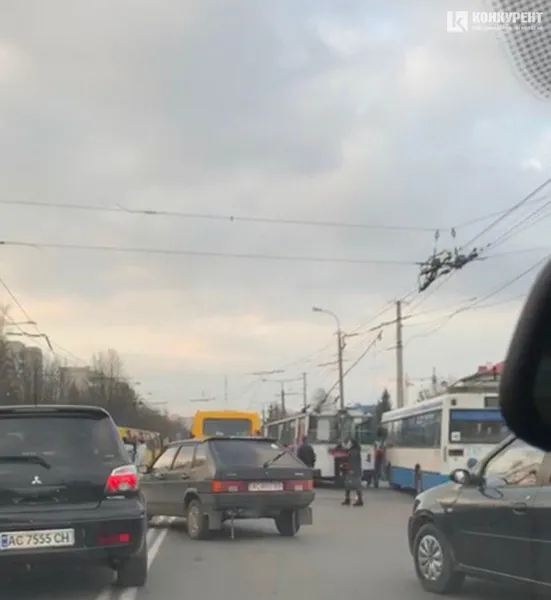 У Луцьку тролейбусна лінія обірвалася на маршрутку з людьми (фото, відео)