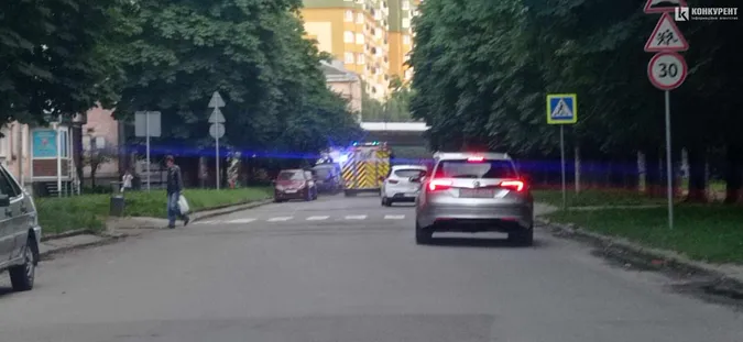 Безхатько гасив вогонь ногою: у Луцьку під мостом – пожежа (фото)